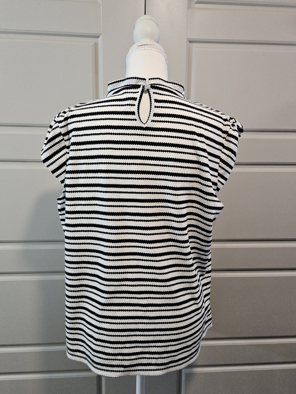 ELLE Black & White Geometric Scallop Stripe Cap Sleeve High Neck Top Size XL - Picture 3 of 4